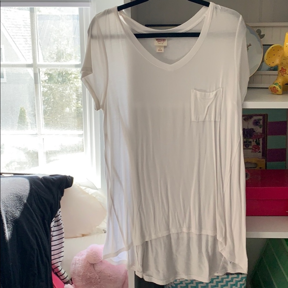 White hi-low short sleeved tee